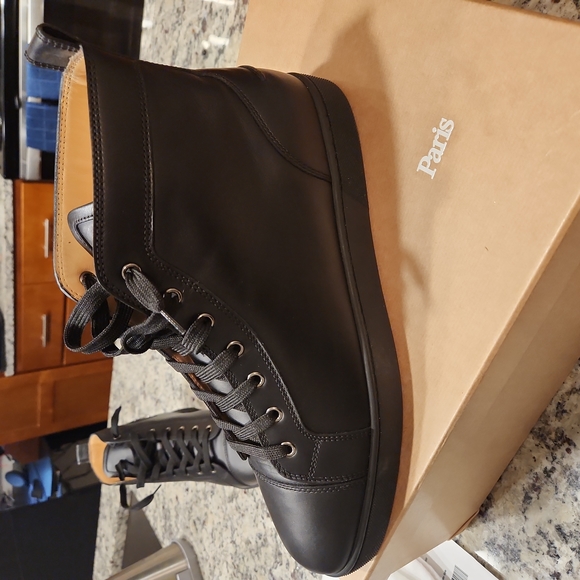 Christian Louboutin - Picture 6 of 10